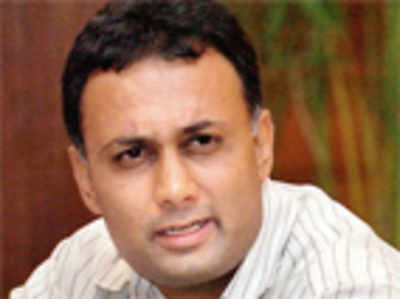 Dinesh vents against ‘effete Cong leaders’