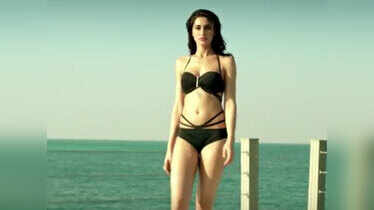 Bikini-clad Nargis Fakhri oozes oomph in 'Dishoom' trailer