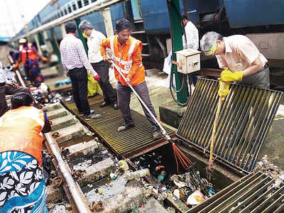 Churchgate-Virar tracks throw up 16,000 kg garbage