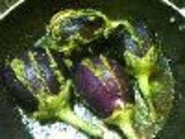 Recipe: Aubergine curry with green chillies