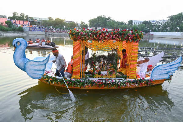 Devotees throng Adalatganj pond for boat fest