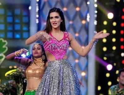 Bareilly Ki Barfi star Kriti Sanon wins rising star award at Hello Hall of Fame awards