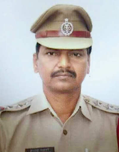 ... in Hyd, an ex-MP abuses cop on duty