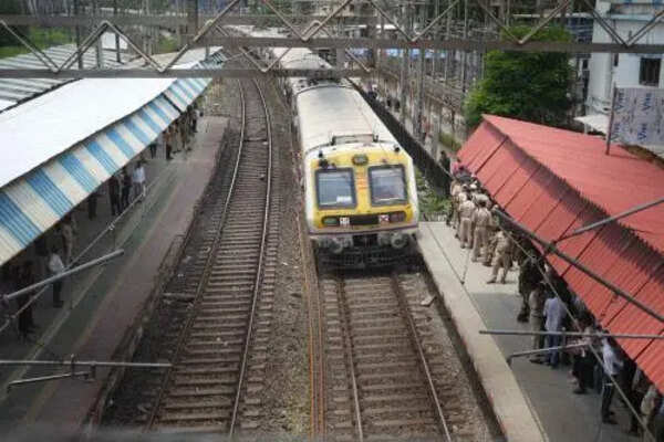 Train manager objects to home guards blocking entrance of ladies coach in Mumbai, assaulted