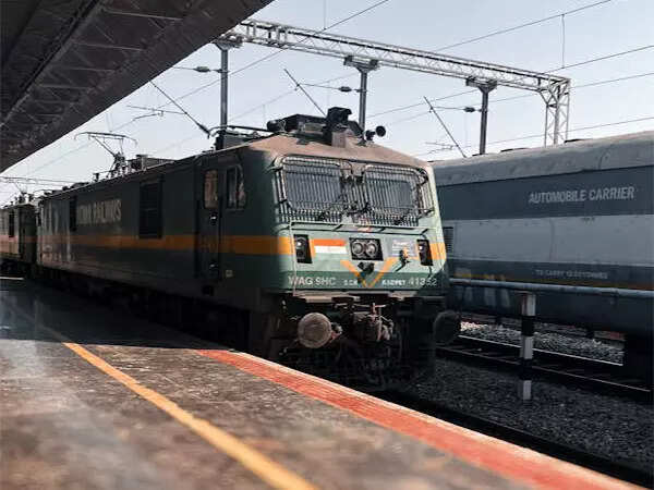 After fire rumour, 4 train passengers jump out of Ranchi-Sasaram intercity express in Jharkhand's Latehar; 3 dead