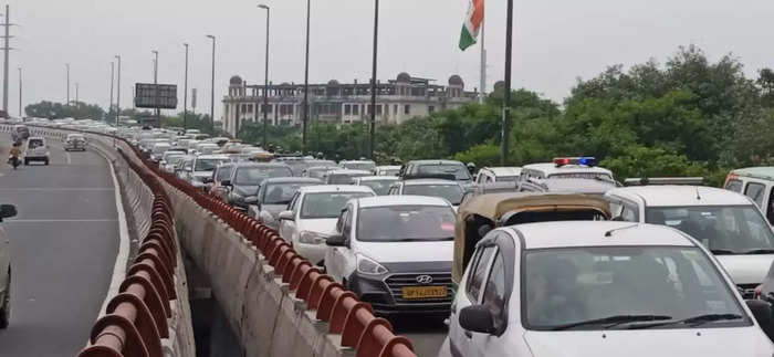 Delhi: First Jammed Gate Of The ITO Barrage Has Been Opened, Says CM ...