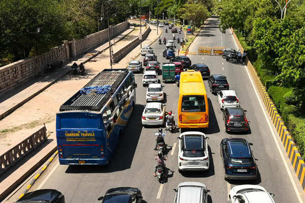 Traffic chaos during labour protest disrupts school commute across Noida