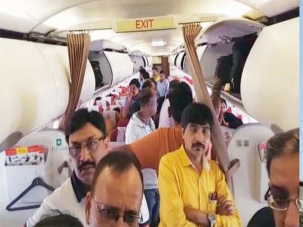 70 fliers 'trapped' for over 3 hours in aircraft