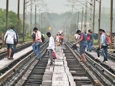 Another life slips through Vaitarna rail bridge