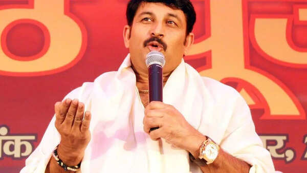 Delhi: BJP MP Manoj Tiwari injured during protest against Chhath puja ban