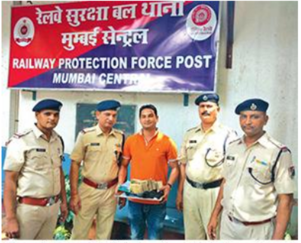 Railway cop finds Rs 8 lakh cash, gives it back