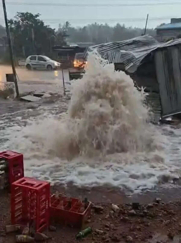 Pipe burst causes water wastage