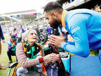 World Cup 2019: Kohli, Rohit seek blessings from 87-year-old 'special fan' 