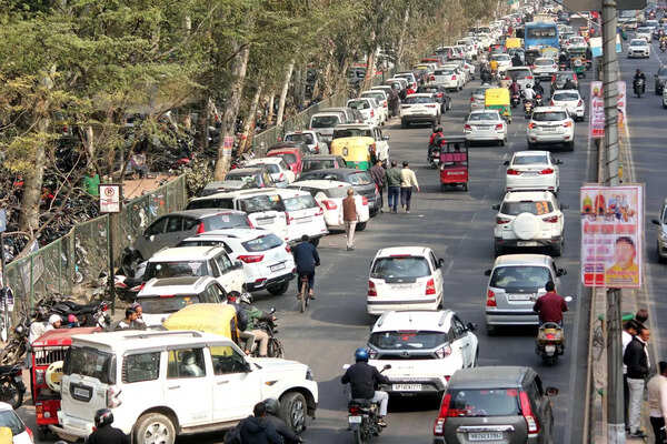 Illegal parking chokes Ghaziabad