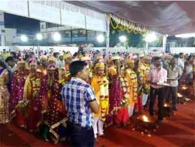 Maharashtra: 3046 poor couples marry in mass wedding ceremony
