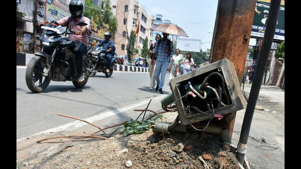Exposed wires threaten safety: Open junction boxes on city light posts pose electrocution risk; Residents urge for urgent repairs and underground cabling
