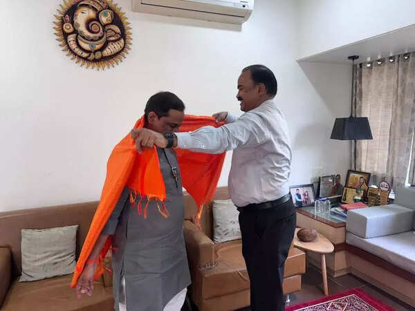 Activists cry foul as GMCH dean felicitates BJP city president after party’s poll victory in Sambhajinagar