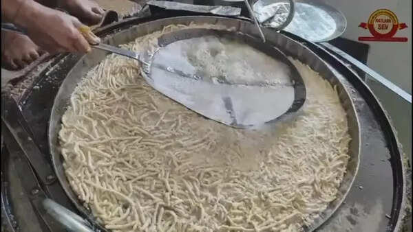 Ratlami sev loses crunch as LPG crisis bites