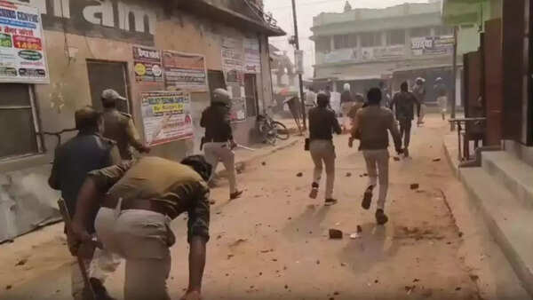 Stones and bricks fly as 'angry' mob clashes with police in Bihar's Supaul; 4 cops hurt