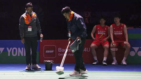 Another day, another embarrassment: Falling bird's nest debris halts India Open semifinal