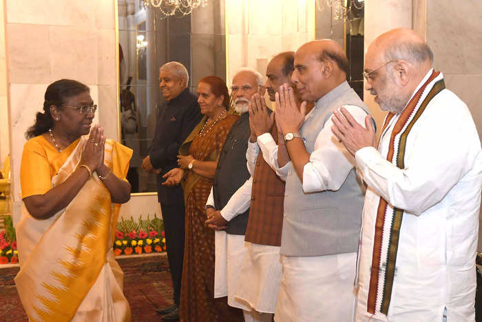 President Droupadi Murmu hosted a dinner for the outgoing Union Council of Ministers, led by Prime Minister Narendra Modi, at Rashtrapati Bhavan.