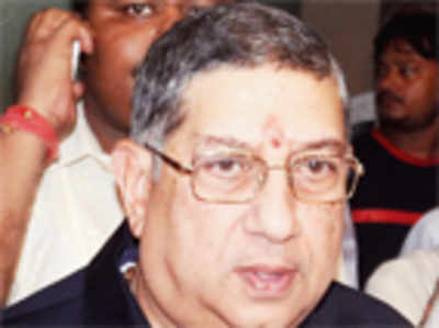 SC lifts uncertainty, Srini to stay away