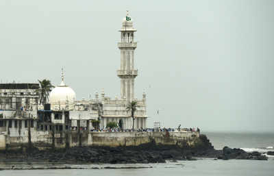 Haji Ali Dargah mgmt holds deliberations before moving SC