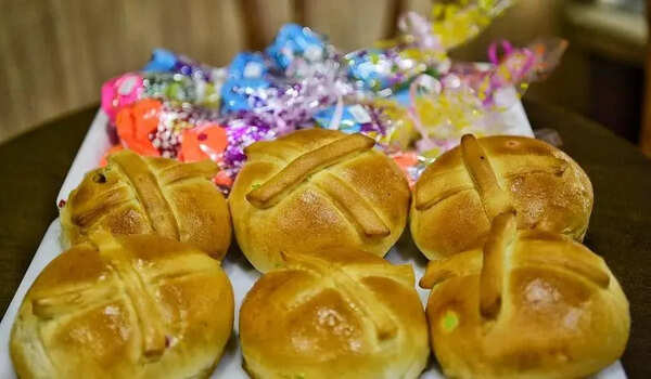 Pune’s legacy bakeries feel the heat of LPG shortage & inflation as annual demand for hot cross buns surges