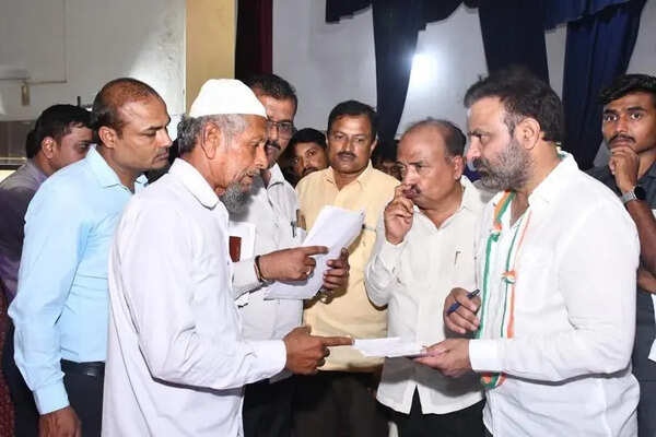 Residents air grievances before min at Kundgol Jana Samparka Sabhe