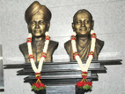 Founders of NMKRV college immortalised