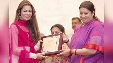 Srishti Rana gets felicitated by Smriti Irani