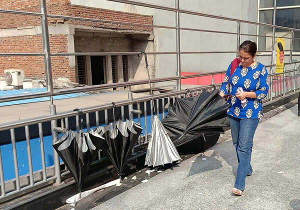 No sunshade, NCRTC offer commuters umbrellas to bridge gap between two stations