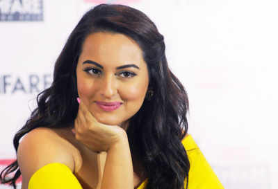 Sonakshi Sinha enters Guinness World Record for nail painting