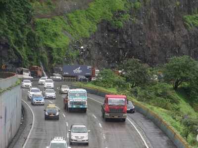 Massive traffic jam on Mumbai-Pune expressway as milk tanker topples