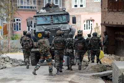 Soldier and terrorist killed in South Kashmir encounter, search operations continue