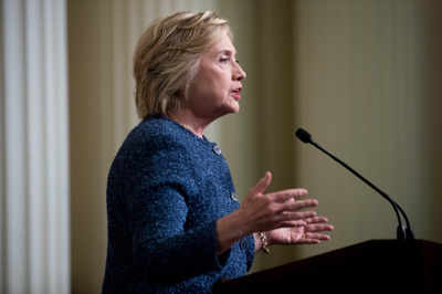Clinton diagnosed with pneumonia, cancels California trip