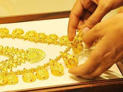 Girl robs gold jewellery from her own house for man she met online