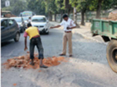 Yet again, a traffic cop does the BBMP's job