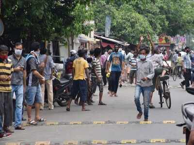 Long queues outside liquor shops in West Bengal, social distancing goes for a toss