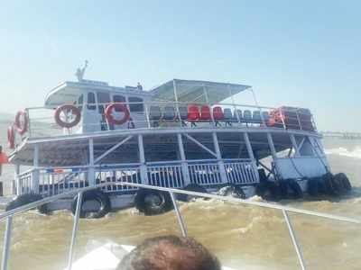 Cop rescues 88 people from sinking ferry