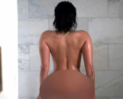 Demi proudly goes nude