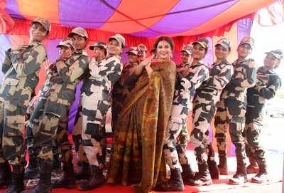 Tumhari Sulu: Vidya Balan meets jawans at India-Pakistan border