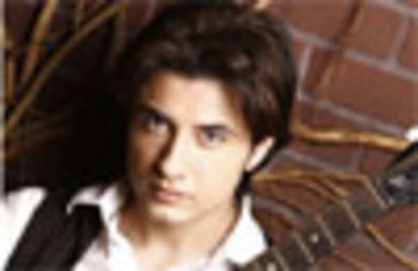 Ali Zafar's Jhoom climbing the music charts
