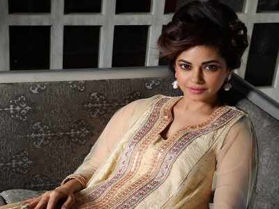 Actress Meera Chopra slams Ahmedabad restaurant after finding worm in food