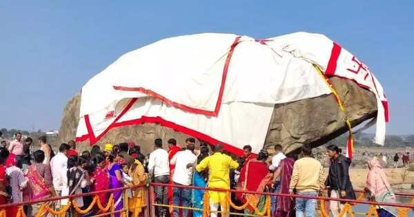 Makar Sankranti Celebrations: Thousands Flock to Hathia Pathar Dham and Sree Ayyappa Temple in Bokaro, Sukhaldari Waterfall in Garhwa