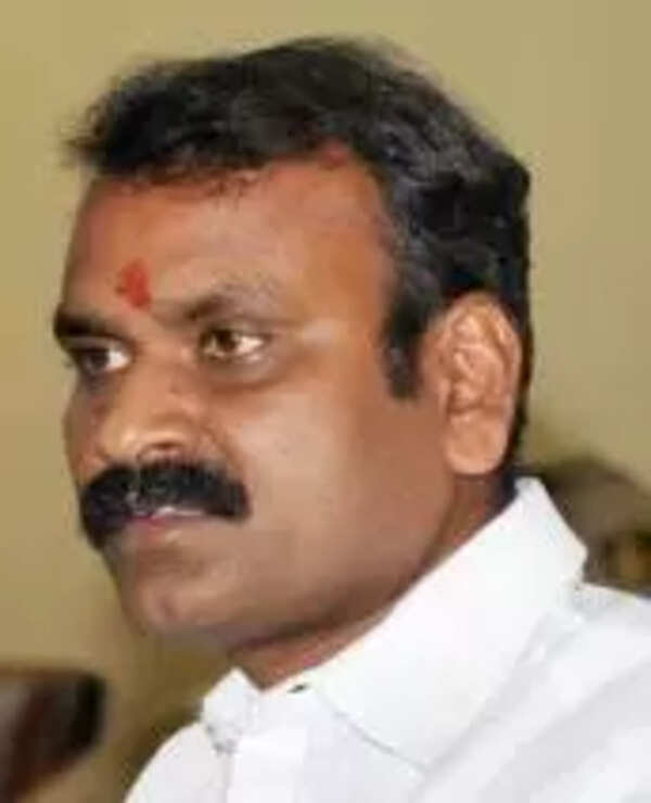 BJP cadres besiege Union min Murugan