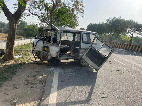 Van carrying school students crashes into tree in Noida, 2 kids injured