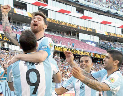 Messi scores a Batigoal
