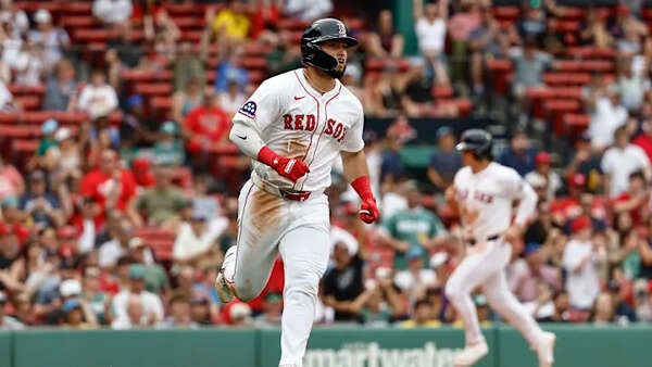 Wilyer Abreu leaves fans stunned after his bat snaps in half on checked swing during Boston Red Sox spring game