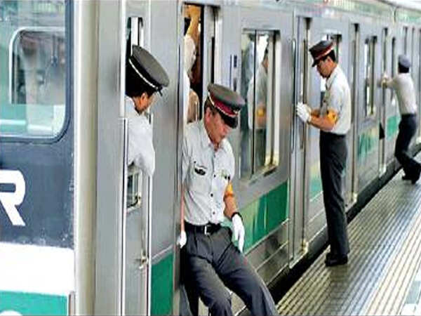 Kolkata metro mishap: And this is how Tokyo manages its Metro rush